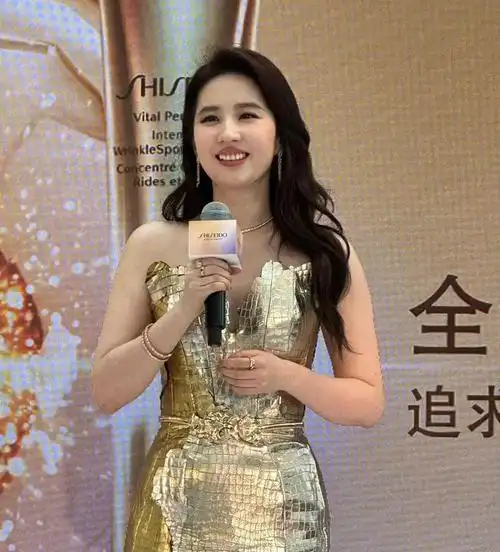 刘亦菲亮相活动,露出膀大腰圆的"水桶腰",仙女发胖一去不复返