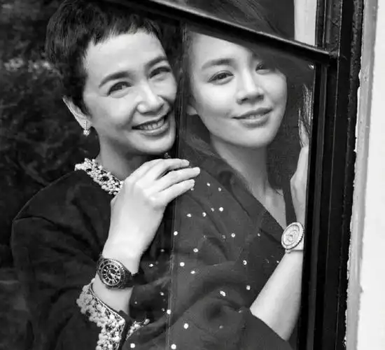 蒋雯丽马思纯齐现身两人同框对比五官相似小姨蒋雯丽更显大气