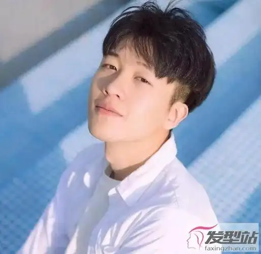 如同纹理烫,蓬松发型在视觉上会使发量up,对于头毛较稀疏的型男来说可