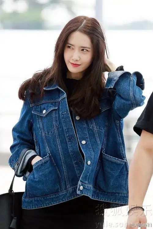 私服街拍#少女时代林允儿机场私服  牛仔外套balenciaga   黑色手袋