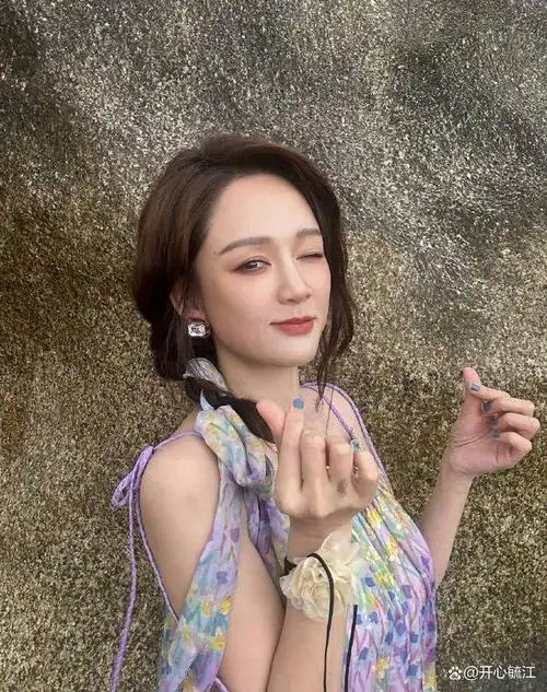 紫色吊带装妩媚动人,陈乔恩清新美照爆红!