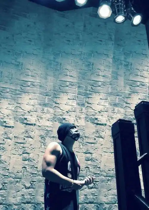 周杰伦化身心机boy,与刘耕宏拍照却借位秀肌肉以假乱真 网友:幼稚鬼