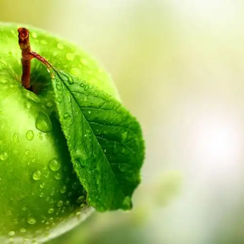 青苹果和叶子上的水珠