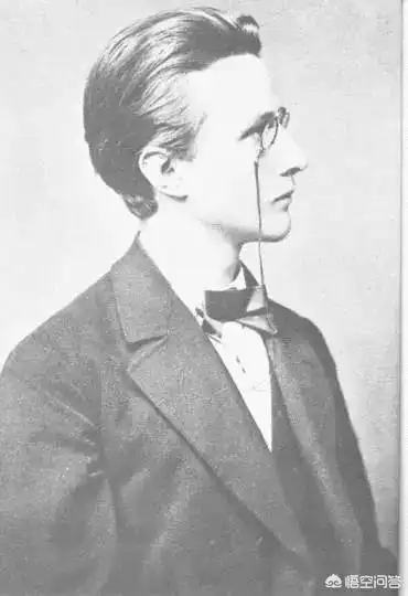 再说说牛顿吧,教科书上的牛顿一般是这样的▼我真的没有放错图