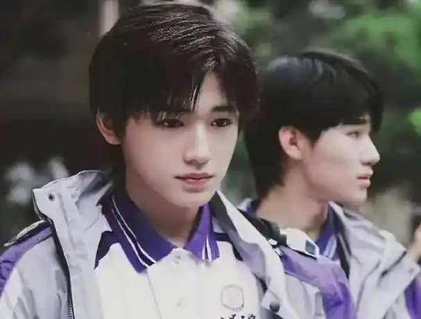 宋亚轩晒课本笔记,老师对他点评不一般,在校并没被特殊照顾_高中_少年