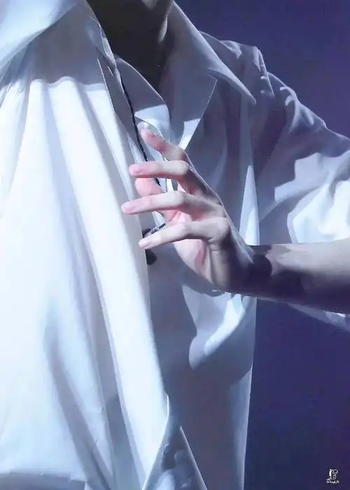 张艺兴的手是那种比较秀气的,指甲圆润泛粉,指节修长但指骨不明显
