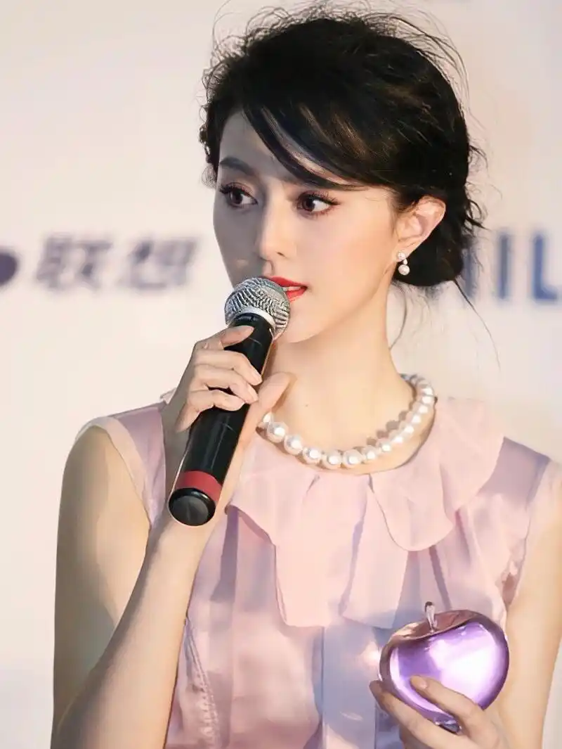 范冰冰可以说是娱乐圈的颜值天花板了,长相绝美,连气质也是一绝