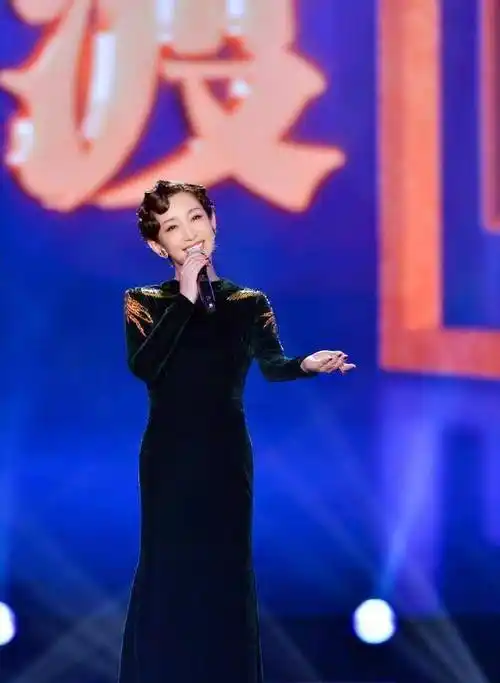 原创原创40岁秦海璐体态真好穿旗袍还原盘发太惊艳窈窕有韵味