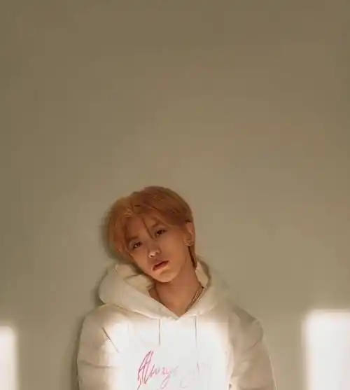 原创蔡徐坤最新写真照穿蓝色衬衫配条纹大衣撞色复古风领结好抢镜