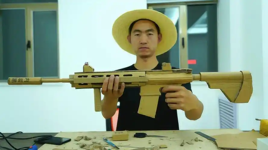 黑水国影视幕后拍摄花絮,大圣用废纸板做出了m416,太逗了