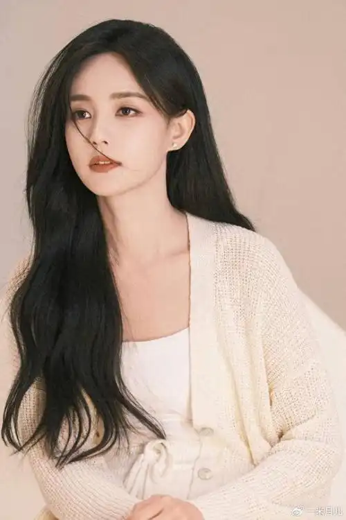 李一桐深v衬衫出镜,锁骨天鹅颈 ,女神范十足!__财经头条