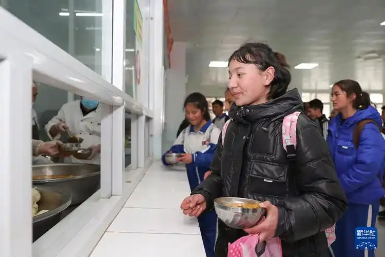 情暖昆仑雪山返校路_西合休乡_新华社_叶城县