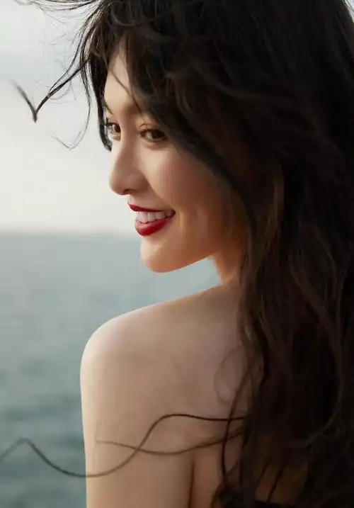 唐嫣海边大片,身穿亮片薄纱黑裙,红唇娇艳,风情万种