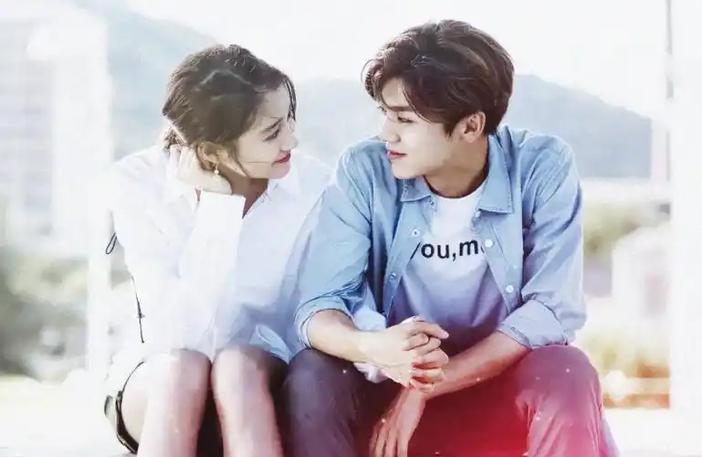 鹿晗开跑车出门会友身穿情侣服高调秀恩爱