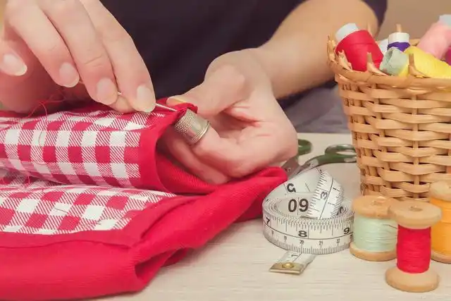 名校女大学生在宁波给人缝补衣服赚钱,生意好到爆,真大开眼界!