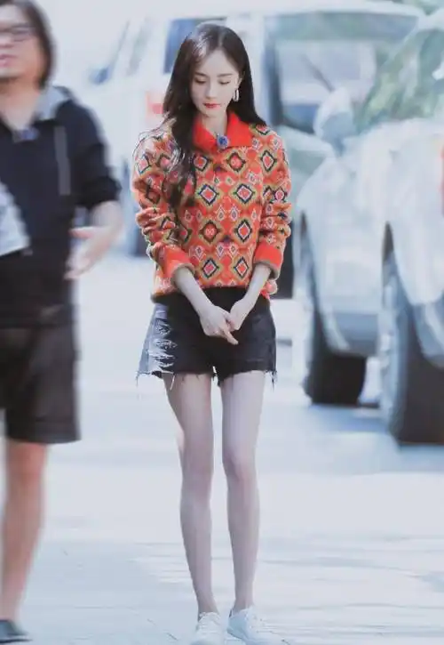 穿花色毛衣搭短裤,脚踩小白鞋身材让人服_下半身_视觉_黑色