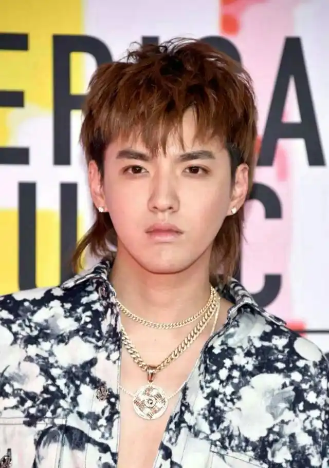 吴亦凡留起胡子穿红衬衫造型似qq秀,网友:像非洲土豪