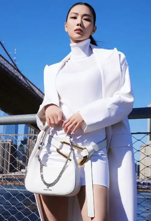 王霏霏马尾白色西装气场##王霏霏时装周看秀状态