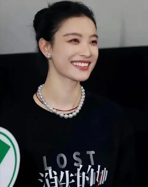 被倪妮赵丽颖带货的单品连普通黑t都能穿出贵气这也太好看了