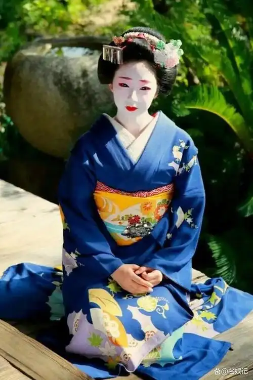 她们以奇特的外表而著称,例如,她们穿着日本传统和服,梳着传统发型和