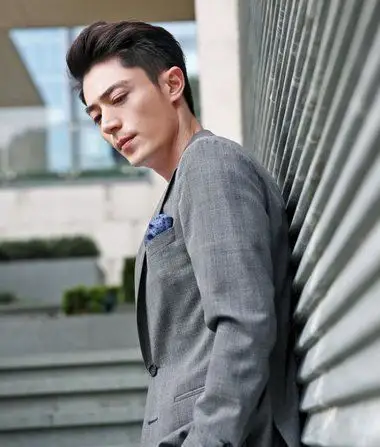 霍建华推"假杨幂"太暖心 "禁欲男神"霍建华剃两边短发发型高雅绅士