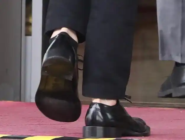 这张图蔡徐坤的脚白到让人以为是穿白袜09