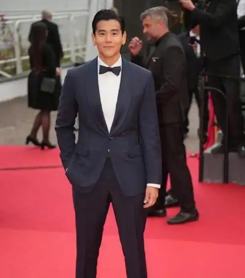 戛纳这一夜!关晓彤粉色抹胸长裙,巩俐深v礼服,彭于晏西装笔挺