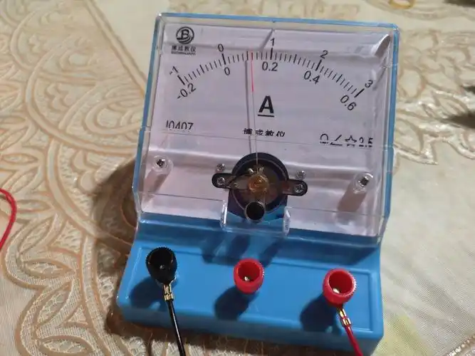 连接并联电路,并将电流表接入电路,将电流表放在电源和开关之间,接在