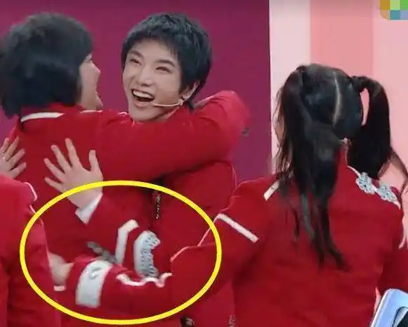 关晓彤转头想"抱"华晨宇,男方却不解风情,一个举动让贾玲都慌张_下