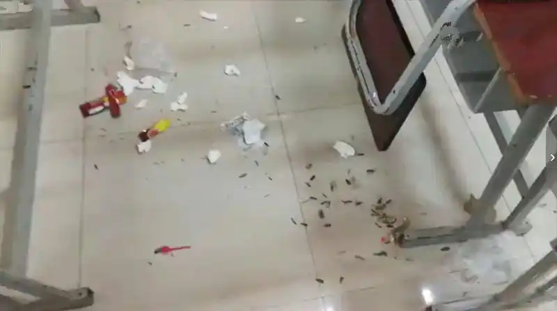 教室里的瓜子皮,纸屑.