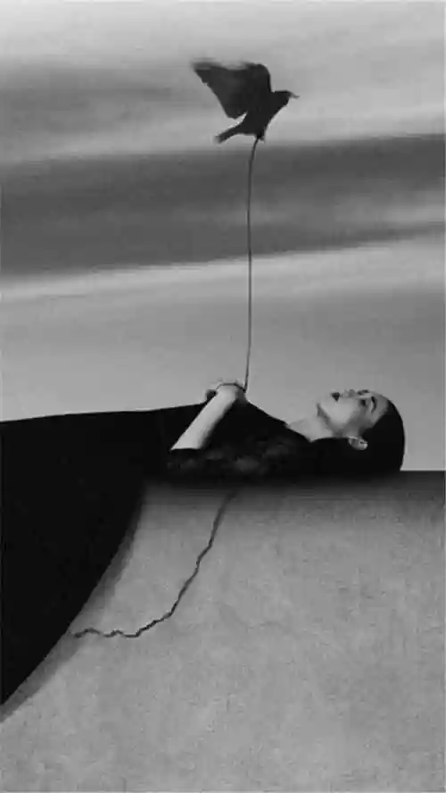 女子独自在海里浮沉伤感手机高清壁纸下载