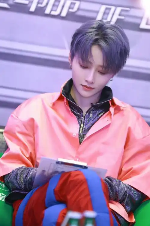 刘雨昕最新造型图 镭射上衣好闪,好酷!__财经头条