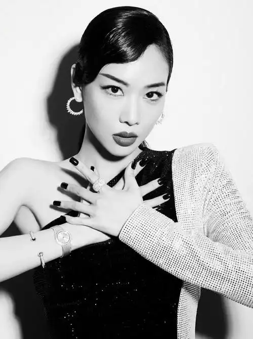 组图:流鼻血!王霏霏高开衩长裙露肩秀大长腿 蚂蚁腰惹人羡慕