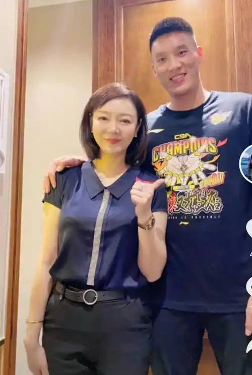 杜锋选择胡明轩弃用任骏飞,50岁胡妈妈已到赛场,气质出众人气高_广东