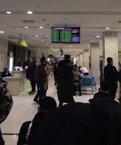 有人凌晨1点往儿保赶,有人1点45分发朋友圈说,"儿保急诊挂号到100多号