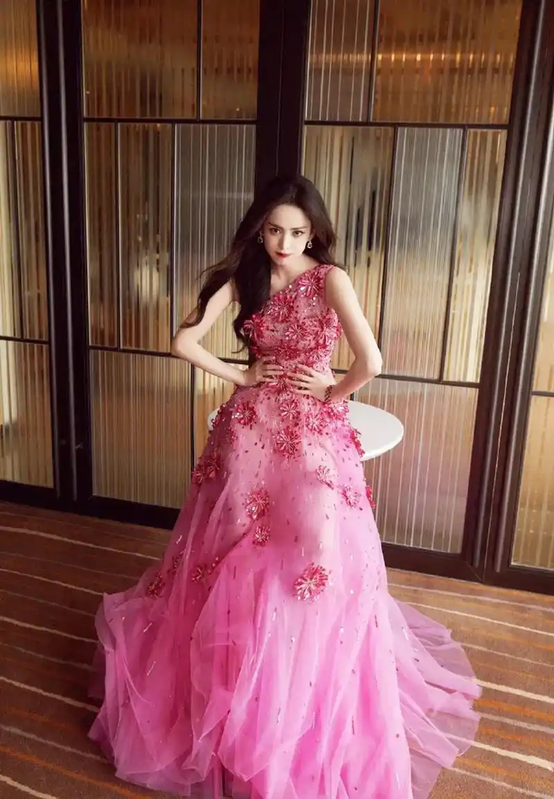 古力娜扎一袭粉红色薄纱 花瓣刺绣工艺礼服裙 烈焰红唇92美艳动人