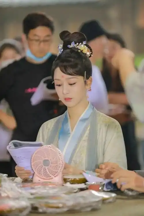 近日,杨紫工作室在社交媒体上晒出了一组杨紫新剧的古装随拍照片,让