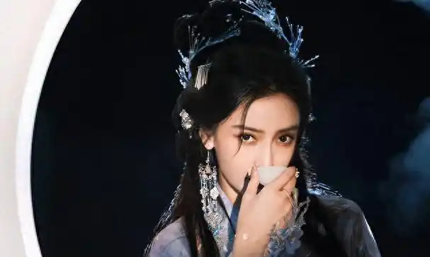 杨颖中秋节美照冷感古装造型仙气十足举杯月下浅酌宛若月神