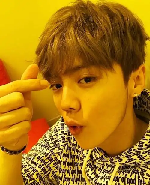 鹿晗也被怀疑抽烟,因为之前有拍到鹿晗吃饭的时候,桌子上就放着一盒烟