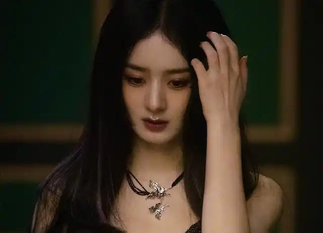 《与凤行》晒赵丽颖新剧照!一袭白衣仙气飘飘,红衣战损也好美!