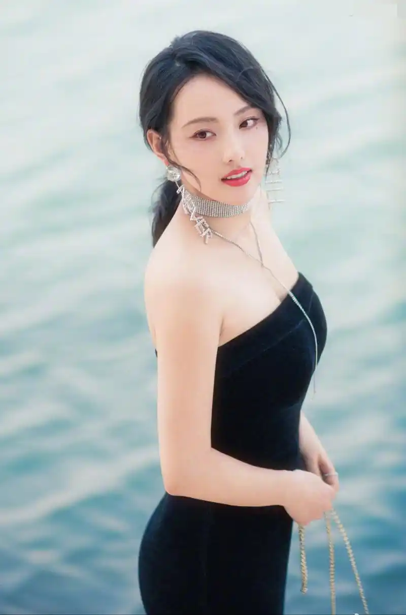 张嘉倪的身材无疑是女星里最性感丰满的,她不仅拥有近乎完美的身材