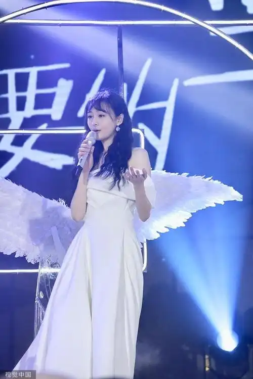 郑爽生日会露肩白裙蛋卷发宛如仙女 爸妈和男友现身打call_新浪图片