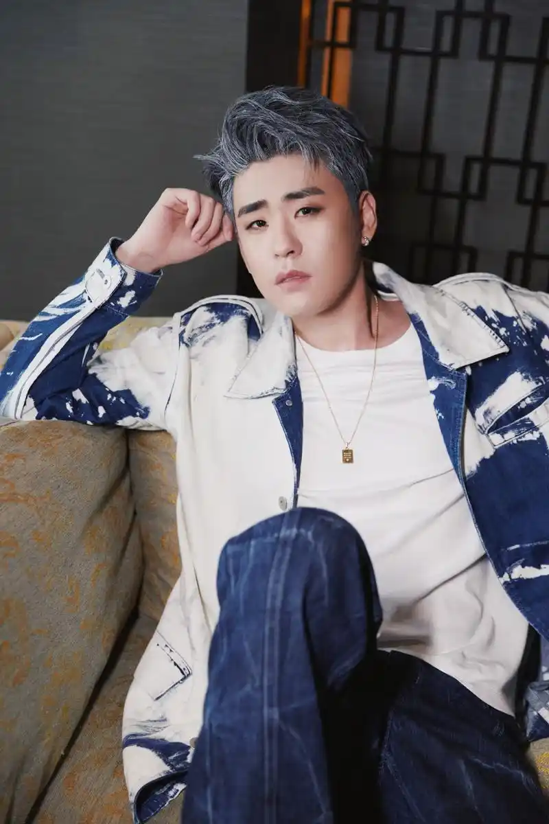 [张云雷][新闻]210503 张云雷灰发造型惊喜亮相国潮音乐节 绿海乐队与