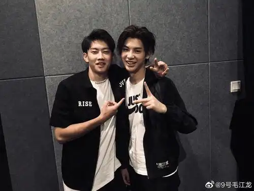 看黄明昊教你如何用一个拍照手势在合影中脱颖而出