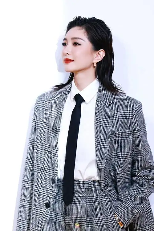 江疏影甜妹爆改老公##江疏影湿发西装打领带造型##instyle年度畔耨