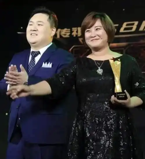 42岁贾玲被曝隐婚6年?