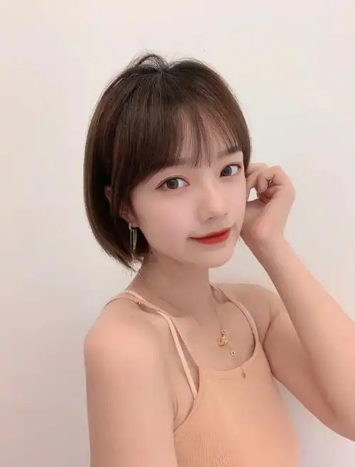 一刀齐短发减龄刘海