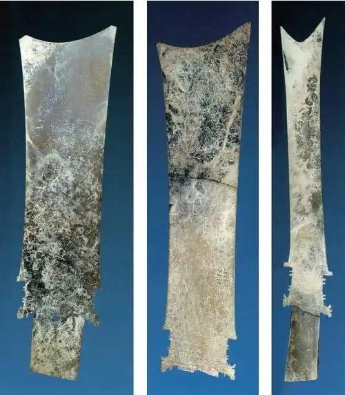 牙璋(现藏四川省博物馆)困惑六城墙的性质该问题再次显出三星堆器物坑