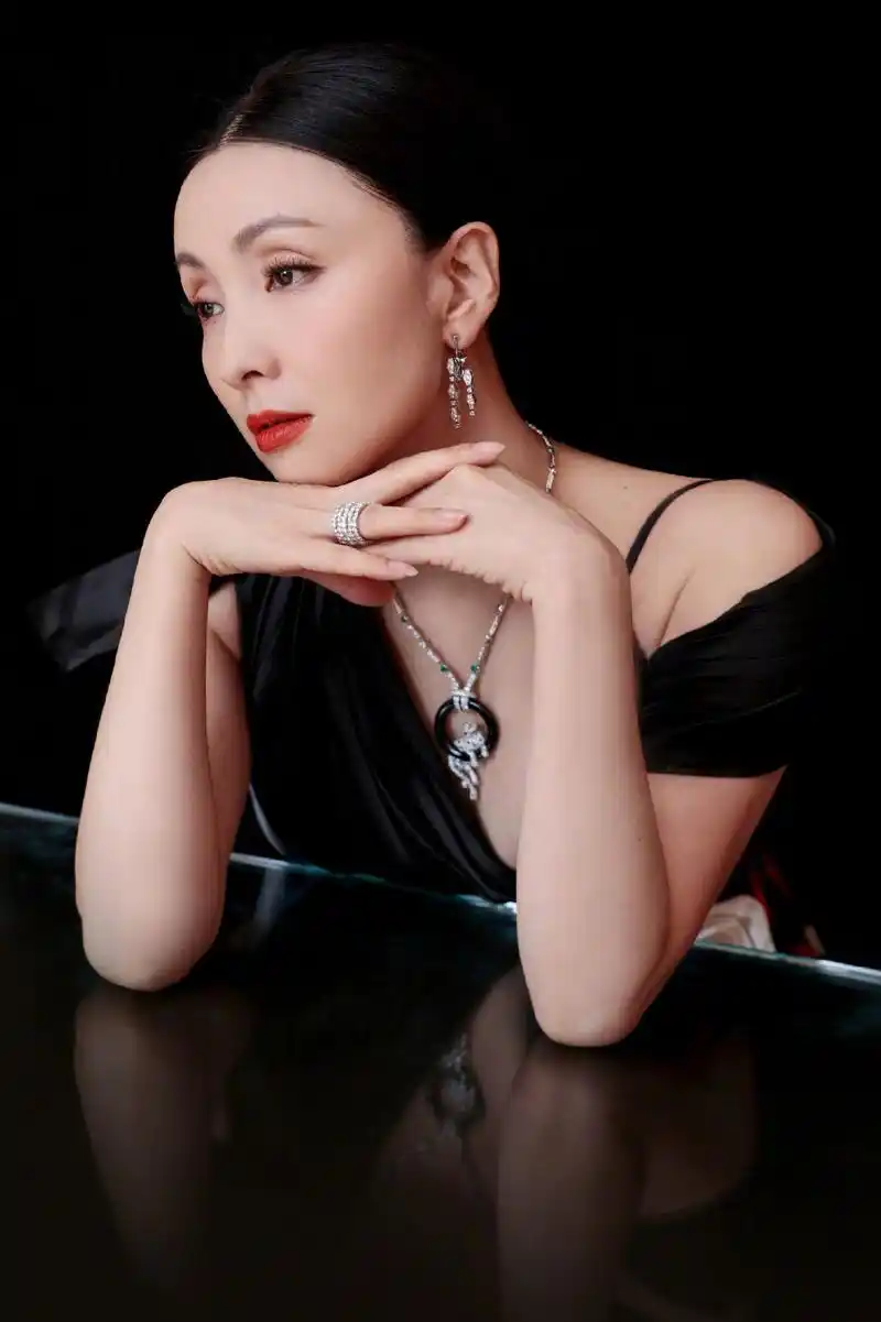 陶虹一袭prada缎面花朵礼服出席华鼎奖,美丽大方的成熟女性魅力,凭借