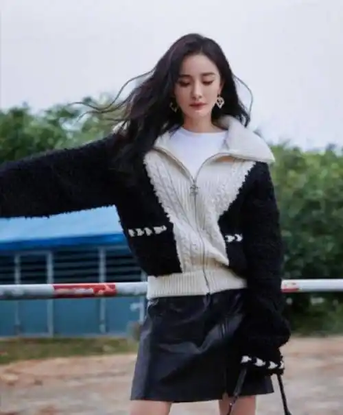 杨幂用体恤搭牛仔裙,"打破"了常规的搭配,效果很不错_时尚_感觉_休闲